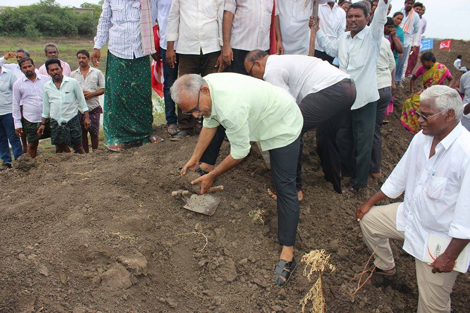 BV Raghavulu leading the cultivation of Dalits' land at Devarapalli